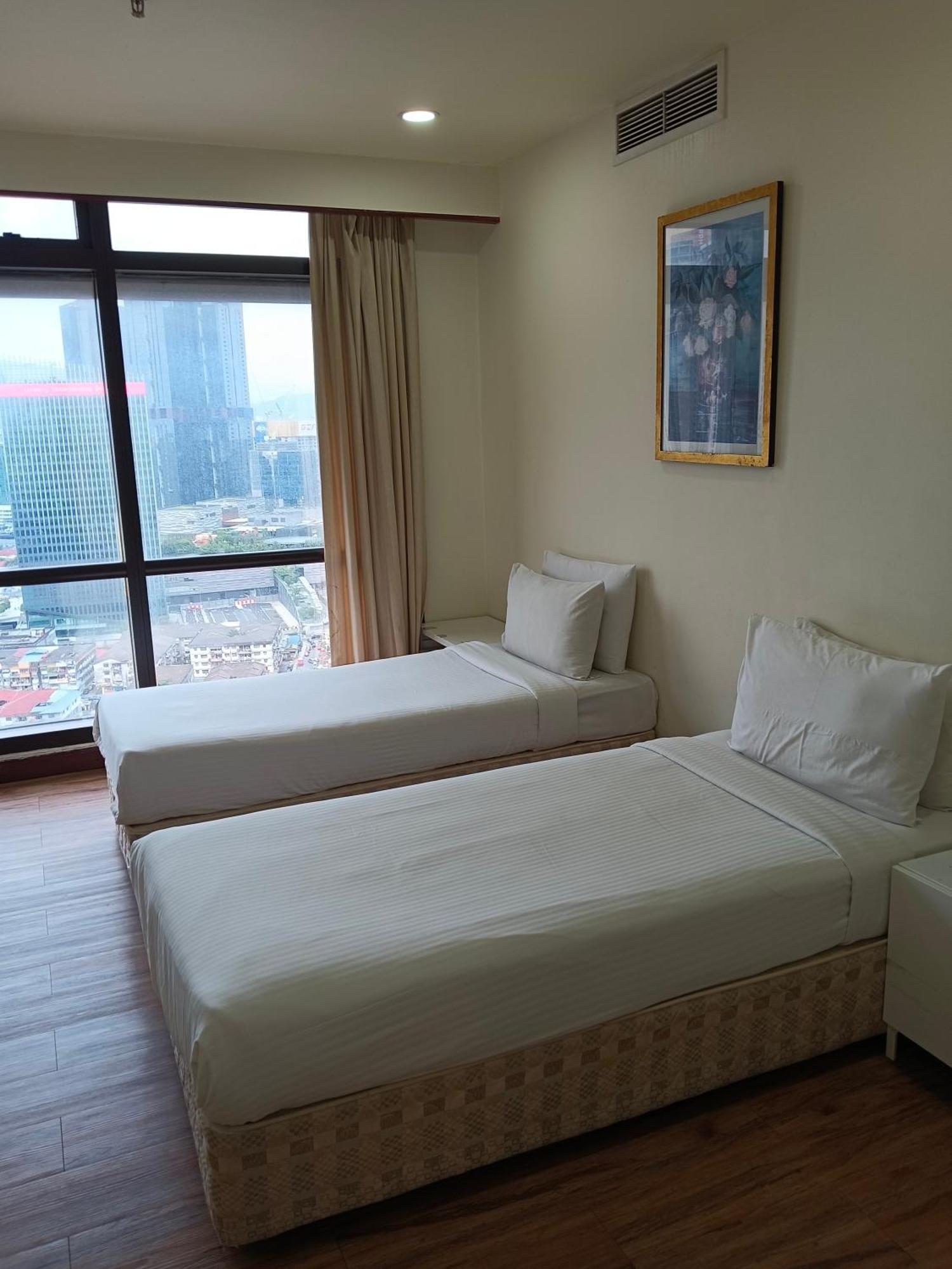 Service At Times Square Apartment *